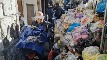 Emergenza rifiuti in città: disabili costretti a fare slalom tra l’immondizia
