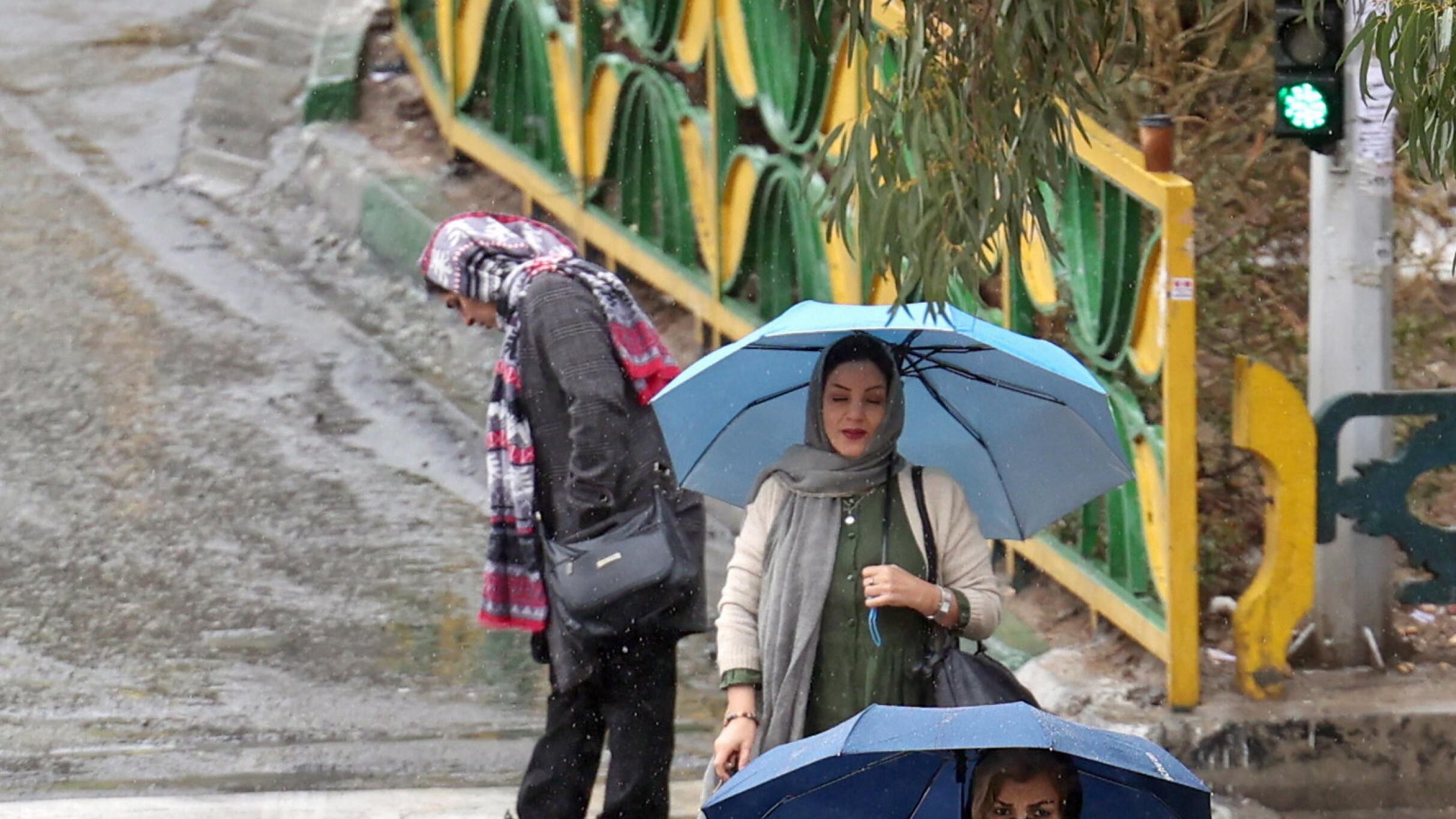 "Stop alla polizia morale". Ma è giallo a Teheran. E la protesta si infiamma