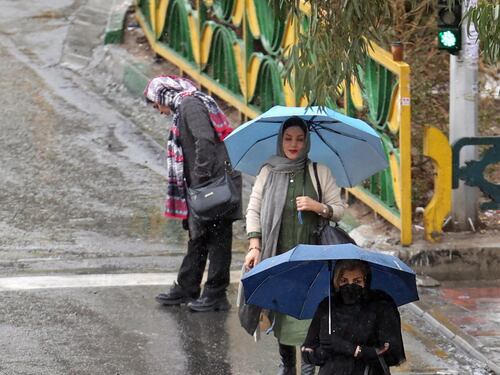"Stop alla polizia morale". Ma è giallo a Teheran. E la protesta si infiamma