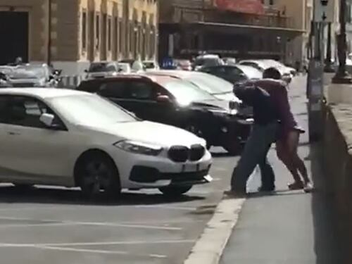 Calci e arti marziali: così la donna mette ko il suo aggressore
