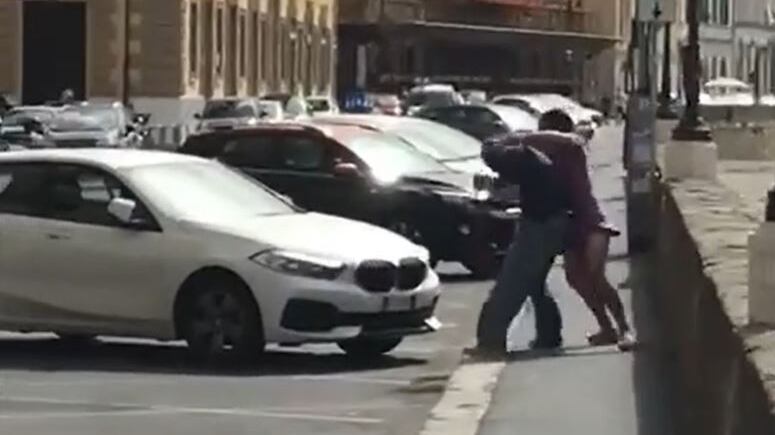 Calci e arti marziali: così la donna mette ko il suo aggressore