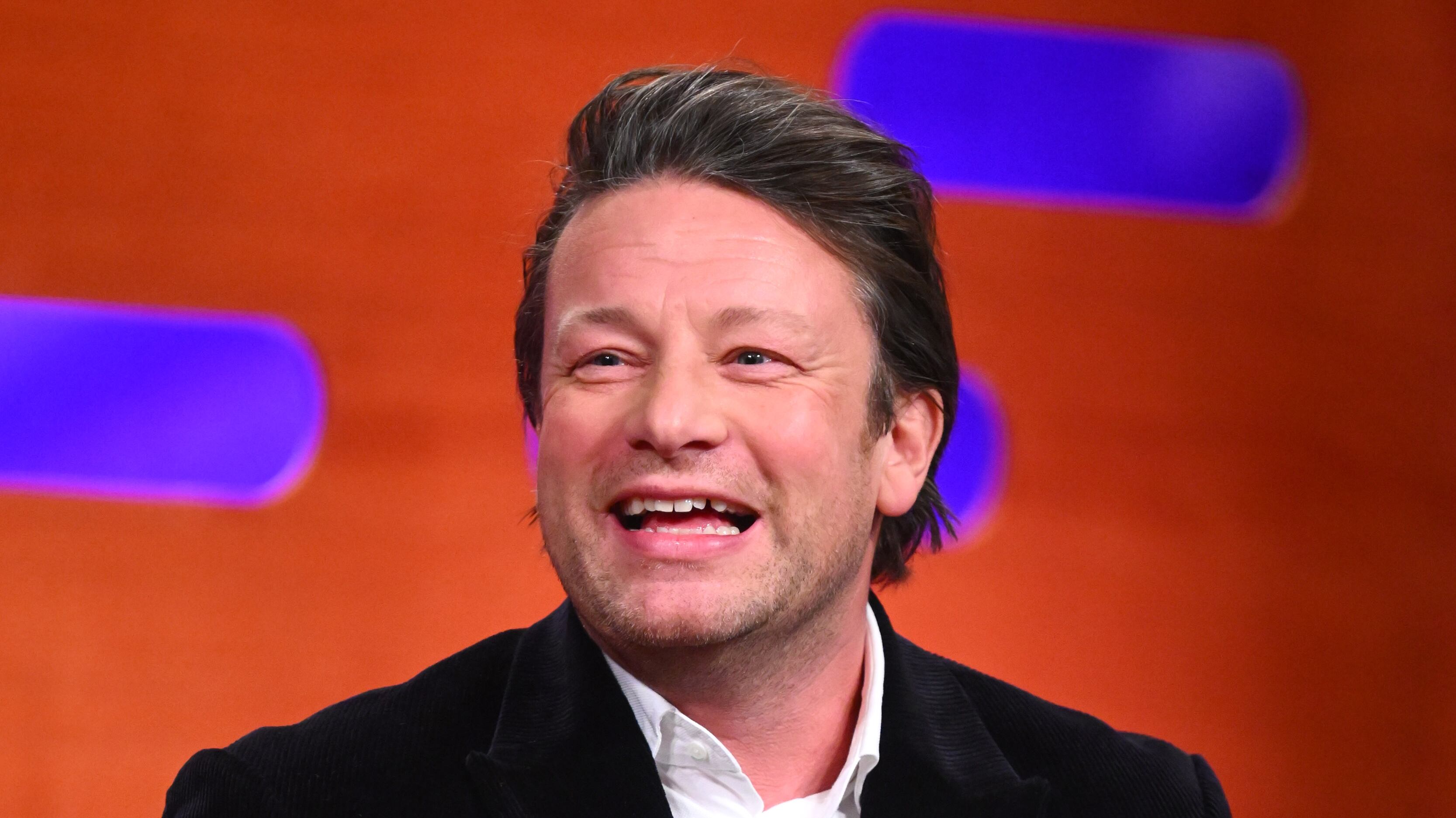 Nuova bufera sullo chef Jamie Oliver, ritirato il suo primo libro per bambini
