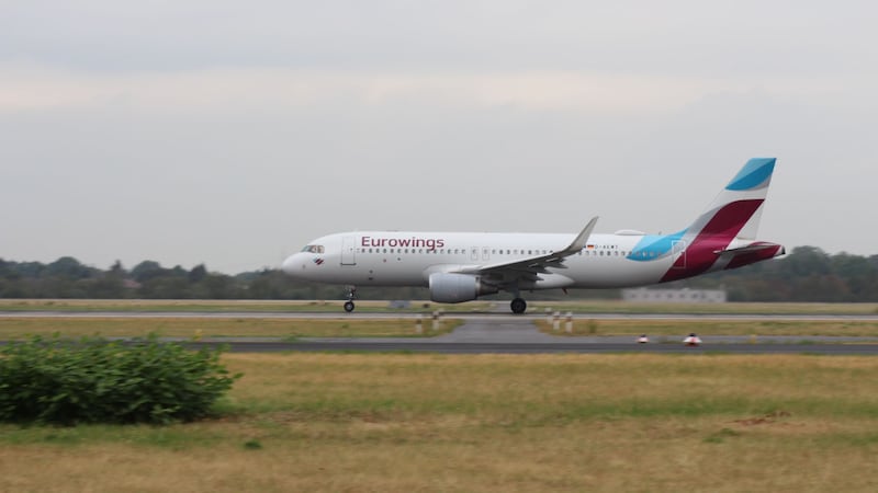 Paura sul volo Düsseldorf-Brindisi, fumo a bordo: cosa è successo