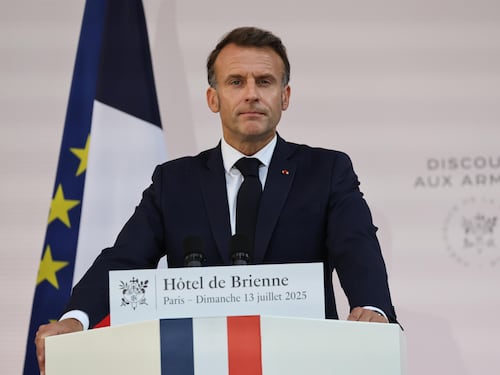 Francia spaesata. L'Eliseo ondivago simbolo di declino
