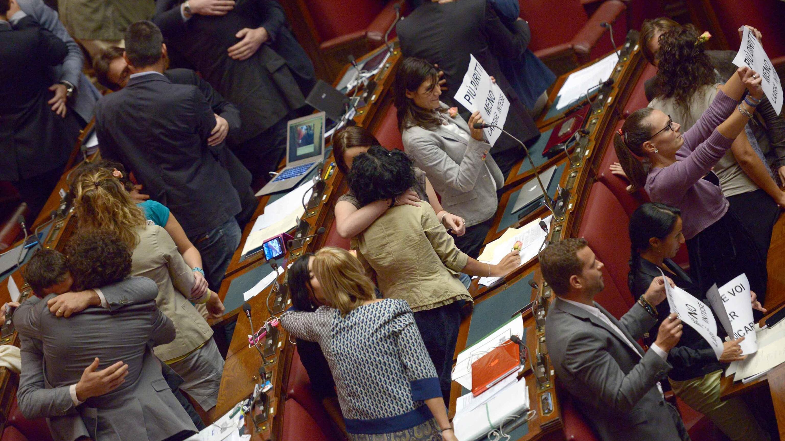 Baci gay in Aula: la protesta dei deputati del M5S