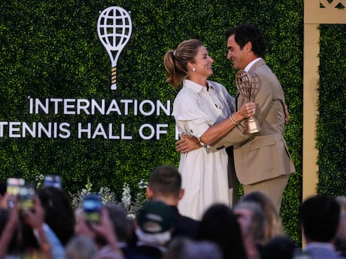 Federer nella Hall of Fame: le lacrime per la moglie durante la cerimonia. Chi è Mirka Vavrinec