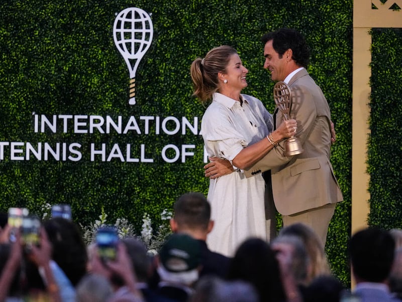 Federer nella Hall of Fame: le lacrime per la moglie durante la cerimonia. Chi è Mirka Vavrinec