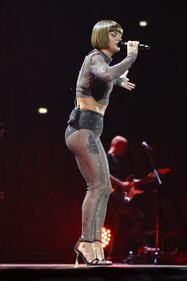 Alessandra Amoroso in tour, i look della cantante sul palco 8