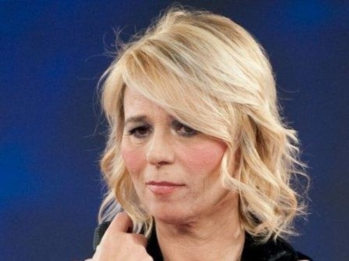 Dopo la polemica per i baci a C'è posta per te, parla la De Filippi: "Vi spiego cosa è successo"