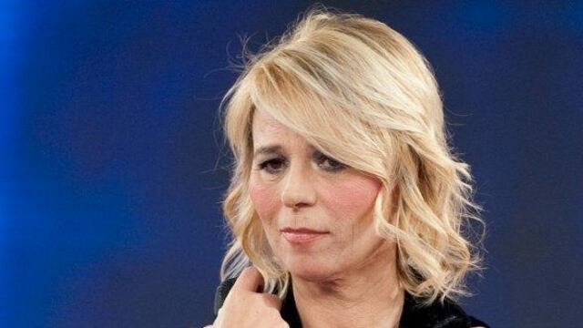Dopo la polemica per i baci a C'è posta per te, parla la De Filippi: "Vi spiego cosa è successo"