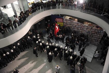 Turchia, scontri dopo il sequestro del quotidiano 12