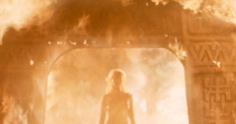 Emilia Clarke, nuda tra le fiamme 1