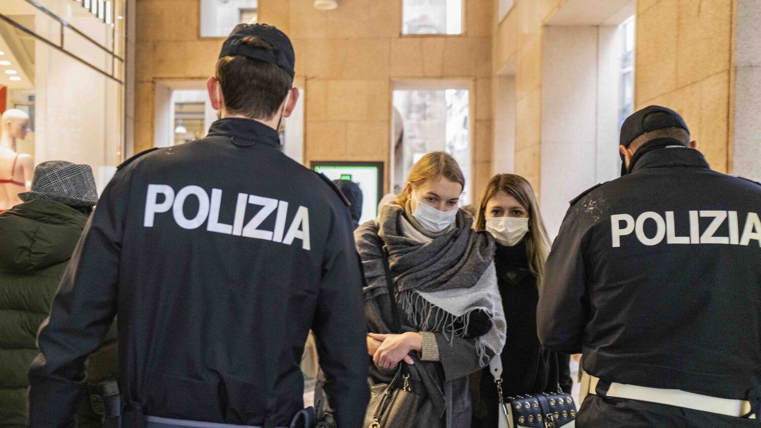 Stop visite in zona rossa. Viaggi tra le regioni vietati per altri 30 giorni