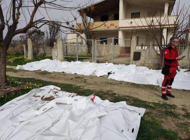 Naufragio in Calabria, si spezza barcone: decine di morti. Le foto 16
