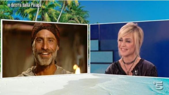 Isola dei Famosi, Raz confessa: "Con Paola Barale è stato bello, ma sono spirituale da quando ho 30 anni"