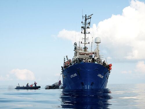 Sbarcati i migranti della Lifeline. E Berlino se ne lava le mani