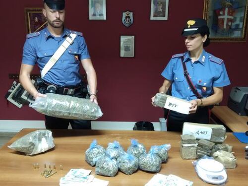 In casa oltre 10 chili di droga e munizioni: arrestata coppia di coniugi
