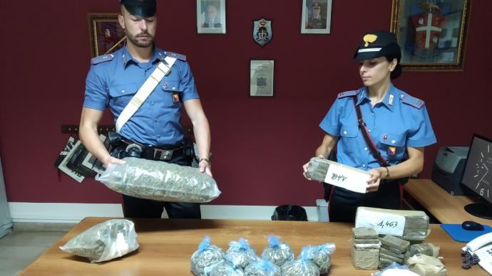 In casa oltre 10 chili di droga e munizioni: arrestata coppia di coniugi