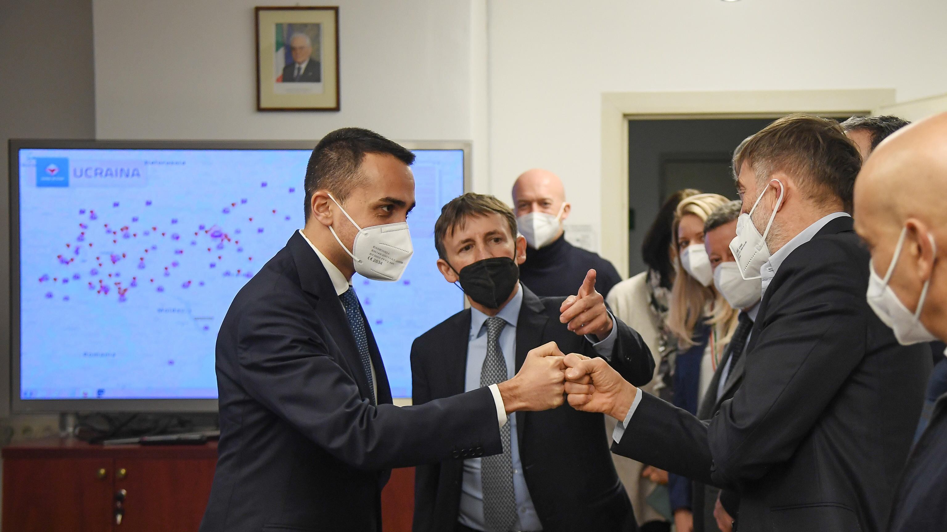 Di Maio a Kiev, il video è virale: "È diventato un travel blogger?"
