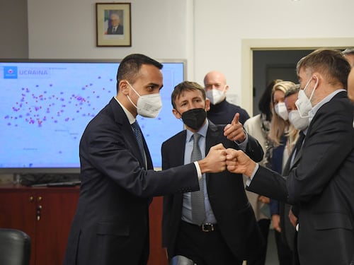 Di Maio a Kiev, il video è virale: "È diventato un travel blogger?"