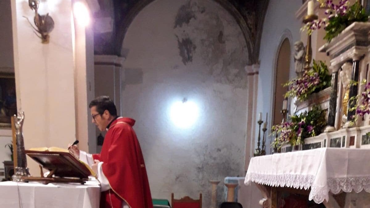 Don Giuseppe e il "chierichetto" a quattro zampe
