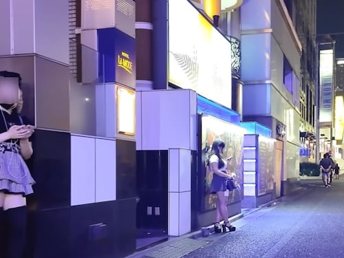 Dal boom del turismo sessuale all'allarme upskirting: perché in Giappone si accendono le "luci rosse"