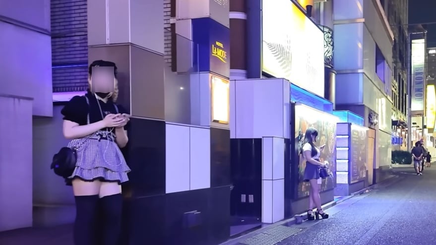 Dal boom del turismo sessuale all'allarme upskirting: perché in Giappone si accendono le "luci rosse"