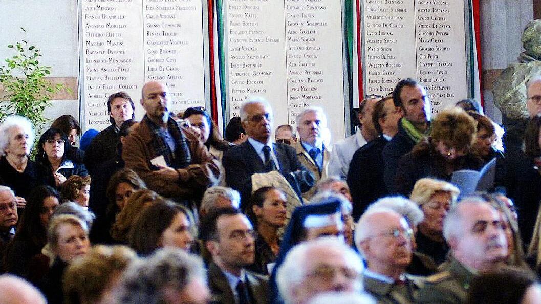 Il cardinale Martini nel Famedio con Bocca, Mangiarotti e Colombo