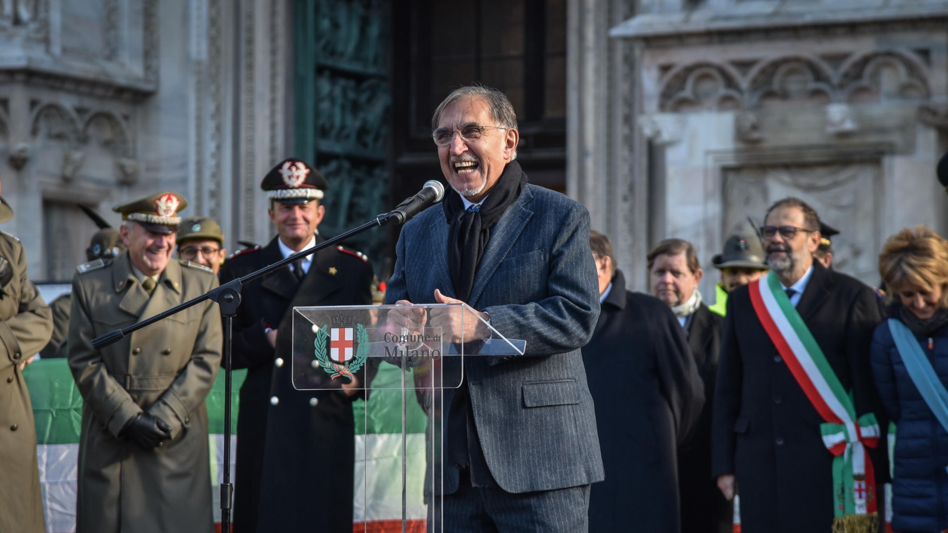"Mini-naja volontaria". La Russa la rilancia e la sinistra impazzisce