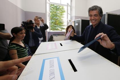 Alfio galantuomo: al seggio baciamano a tutte le donne 14