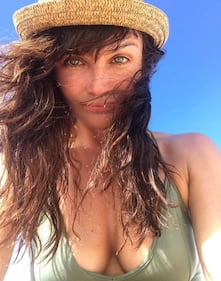Helena Christensen seducente al sole  5