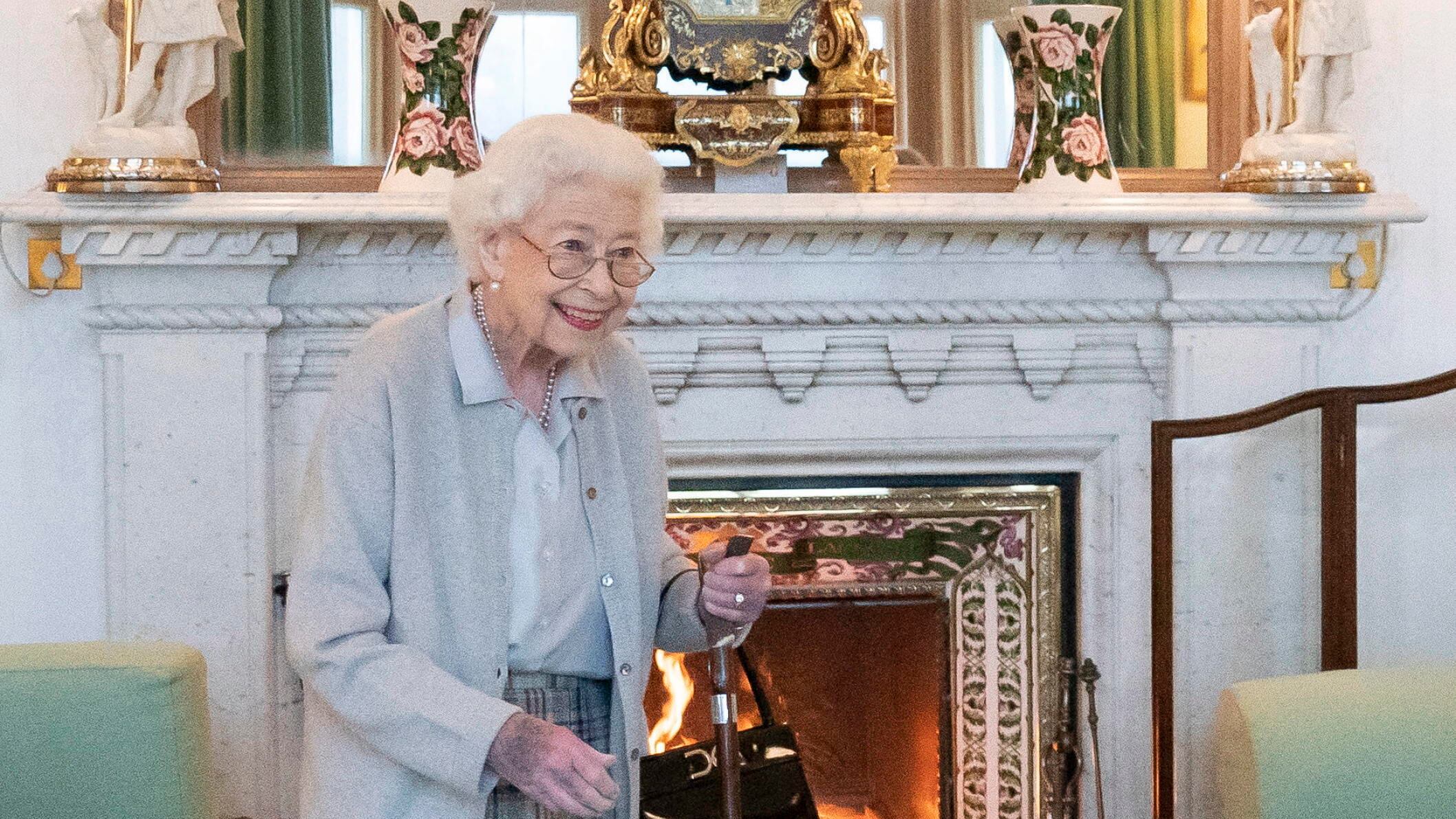 I lividi e il bastone: i dettagli dell'ultima apparizione della Regina