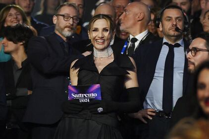 Sanremo 2024: ecco il look della quarta serata del Festival di conduttore, co-conduttrice e ospiti 16