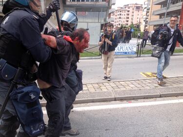 Massa, scontri e feriti al comizio di Salvini 14