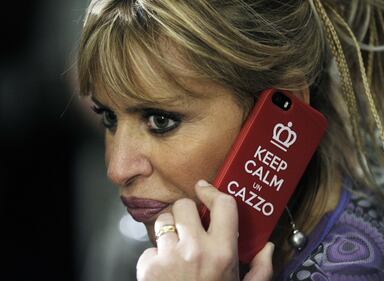 "Keep calm un c..." La Mussolini sfoggia una cover singolare 3