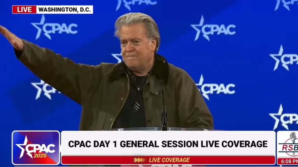 Bannon: "Altro che nazista, è un saluto al pubblico"