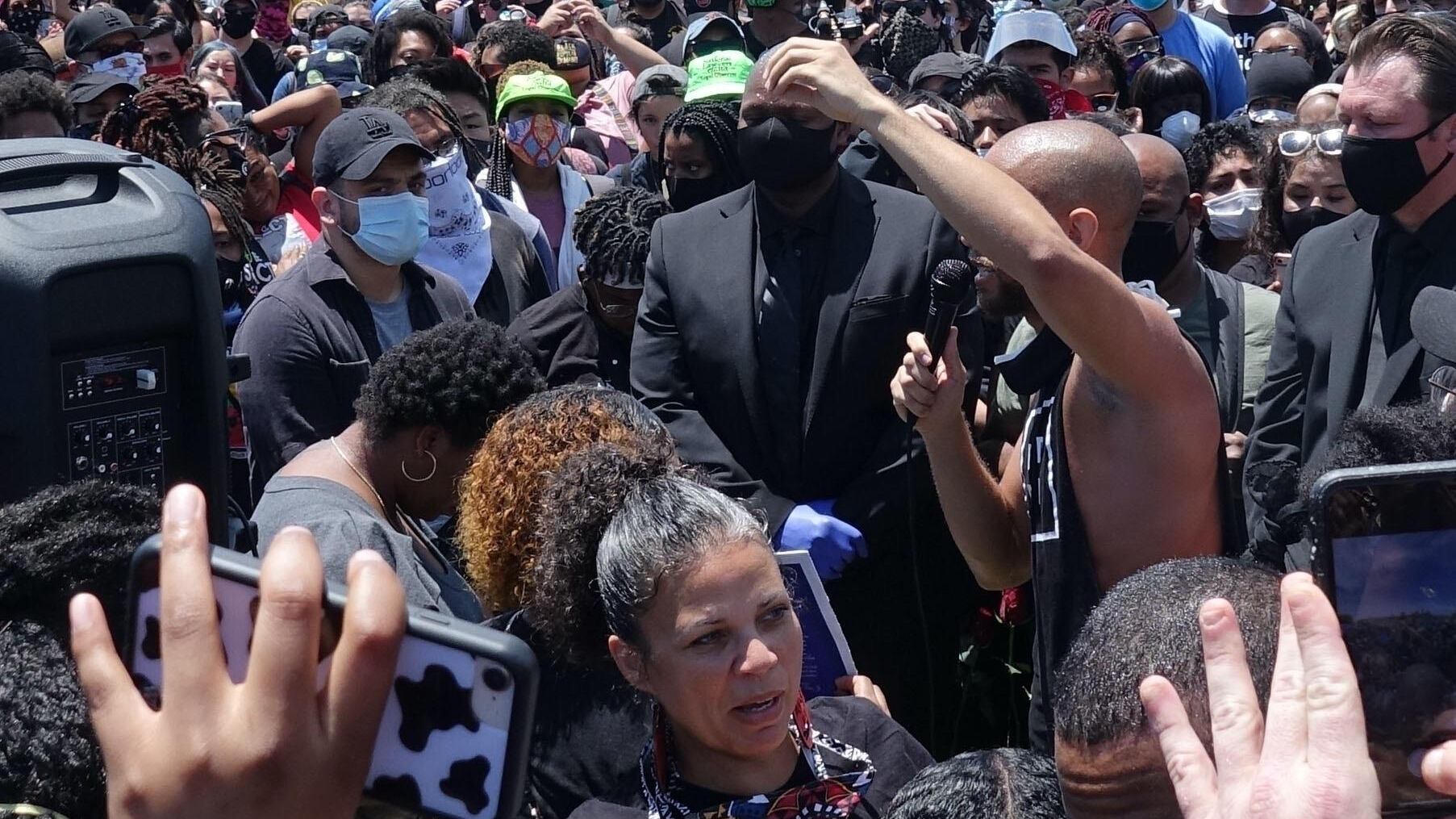 "Ville e soldi ai familiari": bufera sulla fondatrice di Black Lives Matter