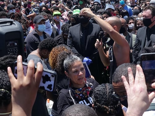 "Ville e soldi ai familiari": bufera sulla fondatrice di Black Lives Matter