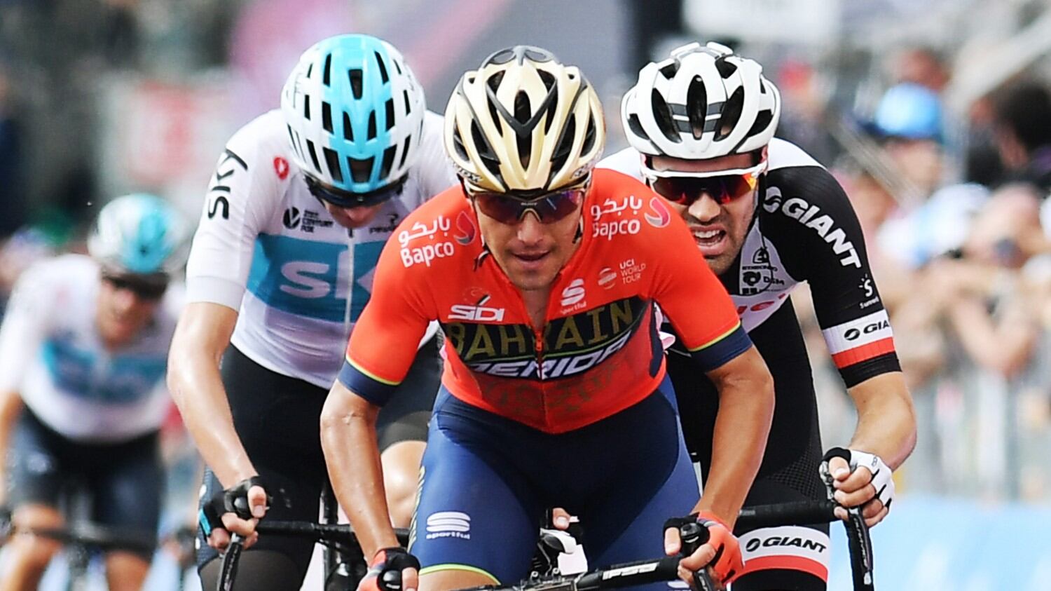 Froome-Dumoulin attaccano. Yates barcolla ma non molla. È iniziata la resa dei conti