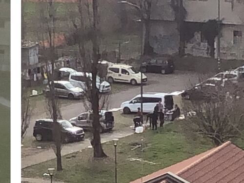 Rom bivaccano nel parcheggio: "Ma il Comune non dice nulla"