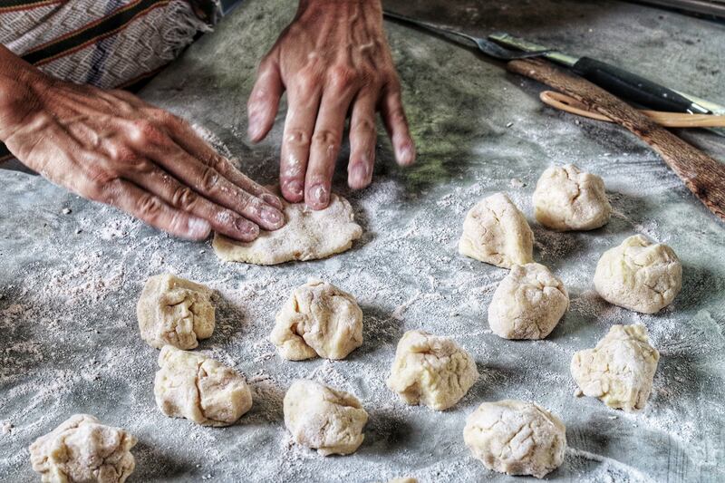 Donna che impasta