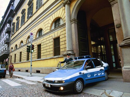 "Stanco di aspettare". Immigrato distrugge la porta della questura