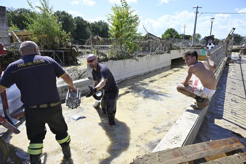 Danni e paura nelle Marche: l'alluvione travolge intere città 9