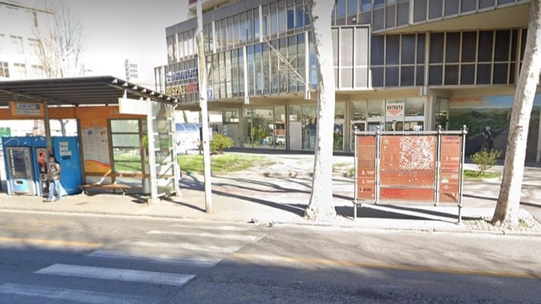 Prato, pakistano picchia e rapina donna: arrestato grazie ai passanti
