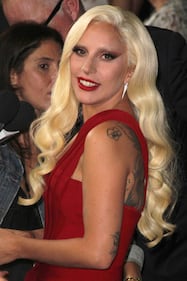 Lady Gaga, spacco mozzafiato e baci al fidanzato sul red carpet 62