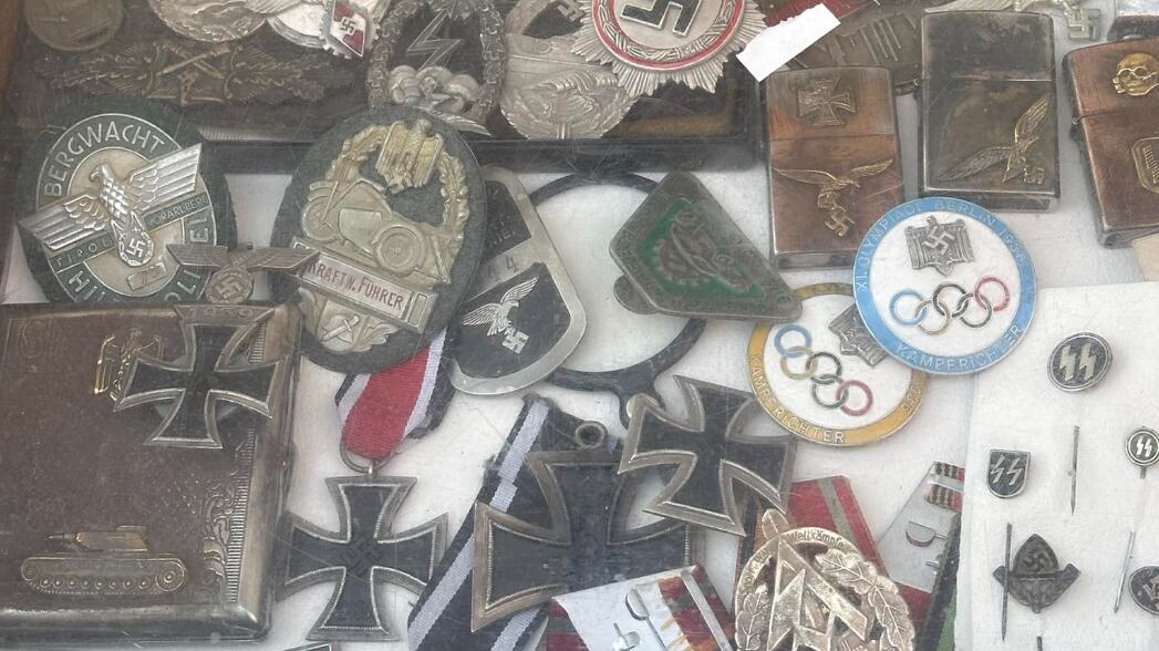 "Gadget nazisti al mercatino". L'ultima ossessione dem