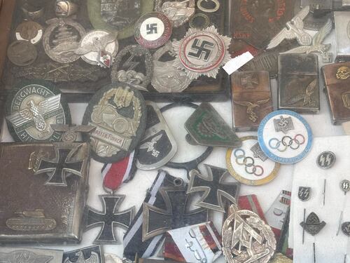 "Gadget nazisti al mercatino". L'ultima ossessione dem