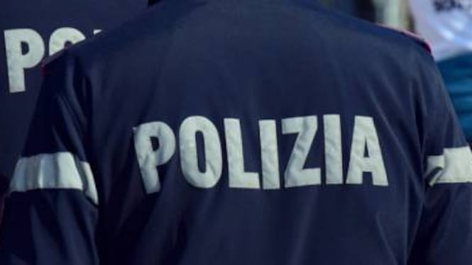 Tenta di sedare una lite: poliziotto accoltellato