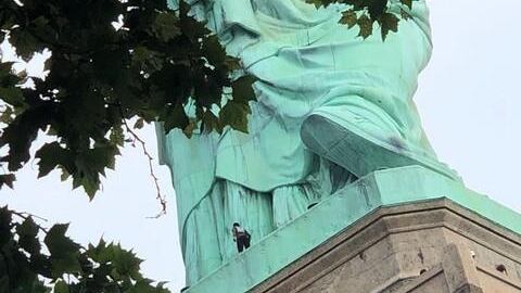 Donna arrampicatasi su Statua della Libertà è attivista anti-Trump