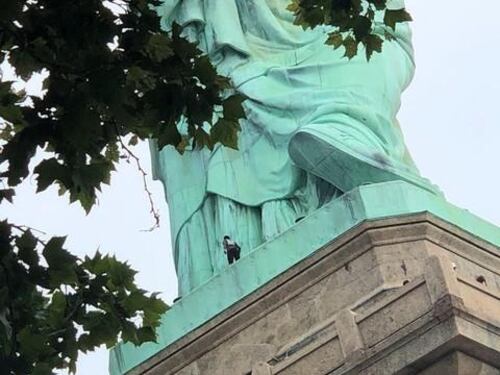 Donna arrampicatasi su Statua della Libertà è attivista anti-Trump